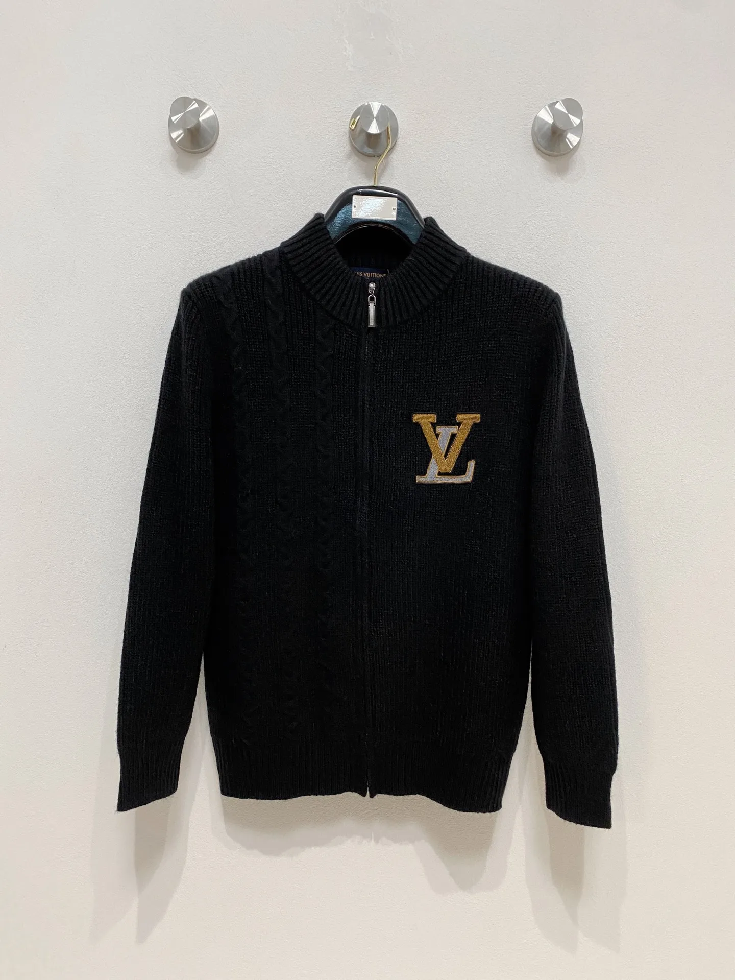 🅿️540 LV autumn and winter classic cardigan sweater, in full condition! ! ! Wool blended fabric, the latest model in 2025, golden ratio! ! Slim-fitting soft gold, versatile and practical item, the combination and practicality are extremely powerful, simple and elegant, and classy! To create your own style, it is highly recommended to buy it in two colors. The standard slim fit tailoring process is suitable for both young and old men. It is knitted from wool and will not cause any discomfort! While keeping warm, it is stylish, textured and wearable, and the classic logo with contrasting colors on the chest feels in place! ! Recommended for regular customers! ! Size M-3XL (maximum wear: 190 pounds)